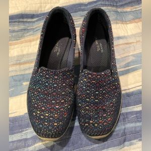 Sketchers relaxed fit slip on size 8. Blue with colored specs.